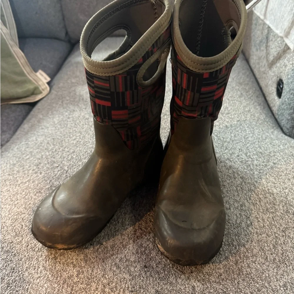Bogs Kids Waterproof Rain Boots - Grey with Red/Black Pattern Size 4